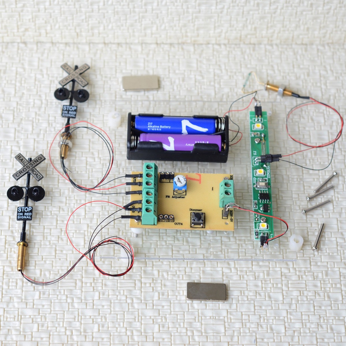 2 x HO railway crossing signals + control system by train automatically detector